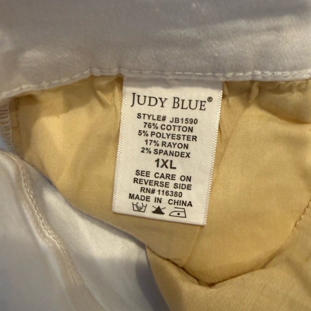 Judy Blue White Jean Shorts, 1XL - Picture 4 of 5